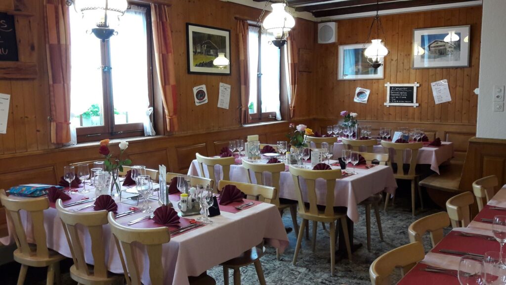 Salle d'une métairie dressée pour un repas