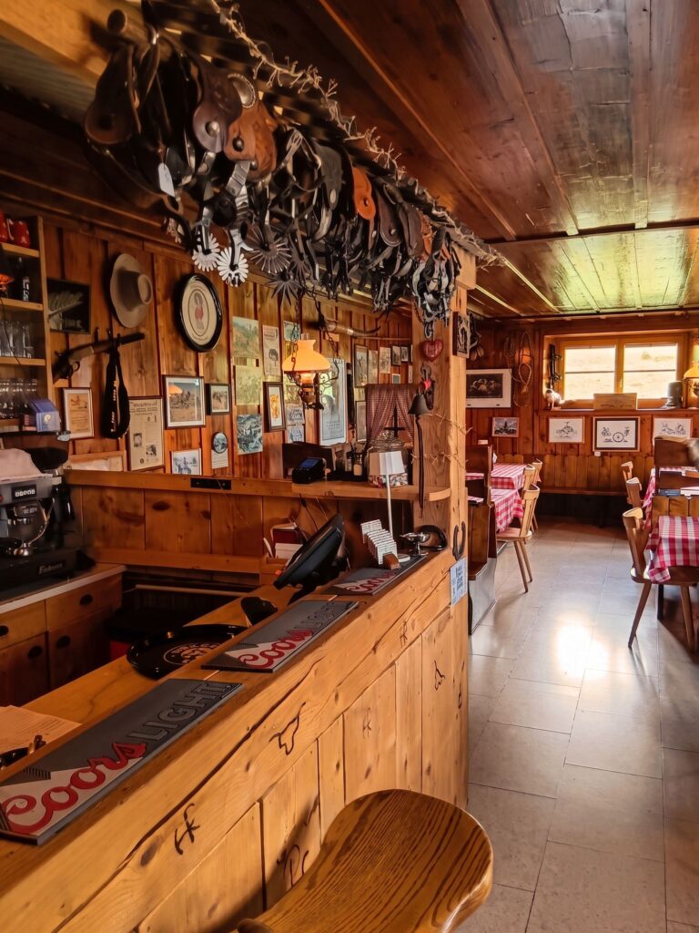 Salle boisée du restaurant de La Bise de Cortébert